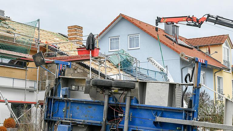 Mobile Baukräne wie der in Hettstadt verwendete müssen nach dem Aufbau nicht extra vom TÜV überprüft werden.