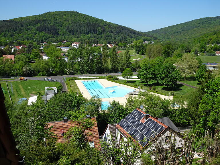 Das Freibad Saaleinsel in Gemünden wird mit einer Wärmepumpe beheizt.