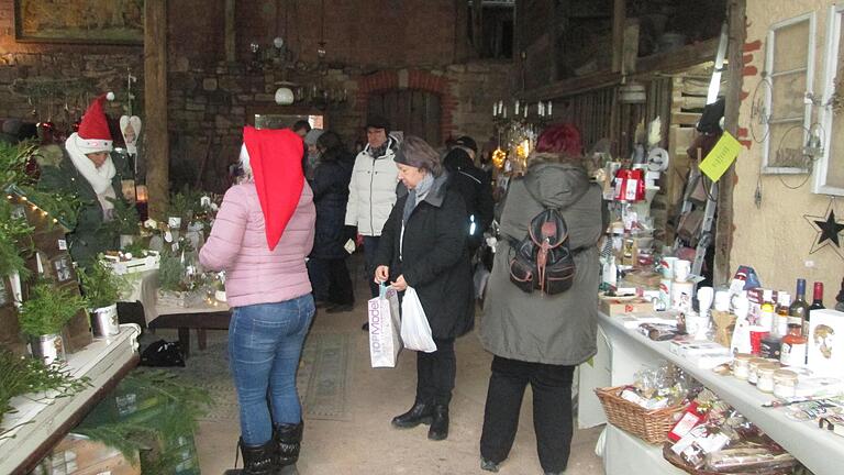 Blick in den Rinecker-Hof, einer von 15 Höfen mit Verkaufsständen. - Blick in den Rinecker-Hof, einer von 15 Höfen mit Verkaufsständen. Blick in den Rinecker-Hof, einer von 15 Höfen mit Verkaufsständen. - Blick in den Rinecker-Hof, einer von 15 Höfen mit Verkaufsständen.