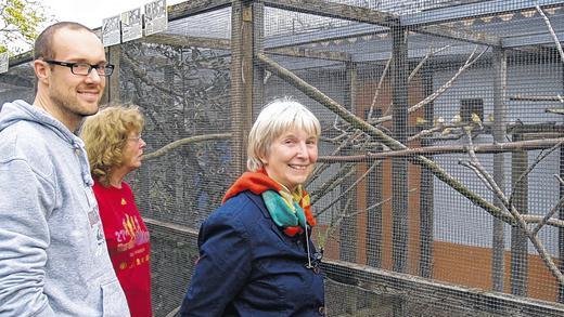 Hat eine Zukunft: Dank großzügiger Spenden kann die Voliere in Ipthausen weiter geöffnet bleiben. Darüber freuen sich Daniel Fliegauf (von links), Betreuerin Brigitte Benkert und Ingeborg Fliegauf. Hat eine Zukunft: Dank großzügiger Spenden kann die Voliere in Ipthausen weiter geöffnet bleiben. Darüber freuen sich Daniel Fliegauf (von links), Betreuerin Brigitte Benkert und Ingeborg Fliegauf.