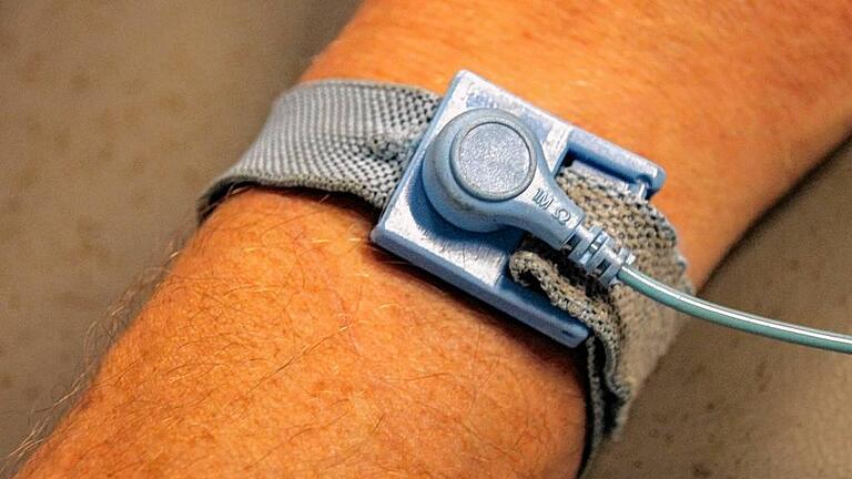Mitarbeiter tragen solche Armbänder gegen statische Aufladungen. Mitarbeiter tragen solche Armbänder gegen statische Aufladungen.