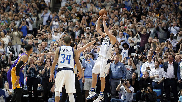 Lebende Legende       -  Als sechster Profi in der NBA-Geschichte hat Dirk Nowitzki den 30 000-Meilenstein erreicht und damit für viele Fans seinen Legenden-Status unterstrichen. Foto: Tony Gutierrez