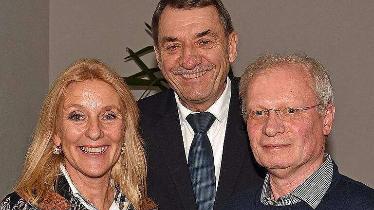 Wolfgang Röß (rechts) geht seit 40 Jahren &bdquo;zur Schule&ldquo;. Der Förderlehrer wurde von Schulamtsdirektorin Claudia Schmidt und stellvertretendem Landrat Oskar Ebert geehrt.