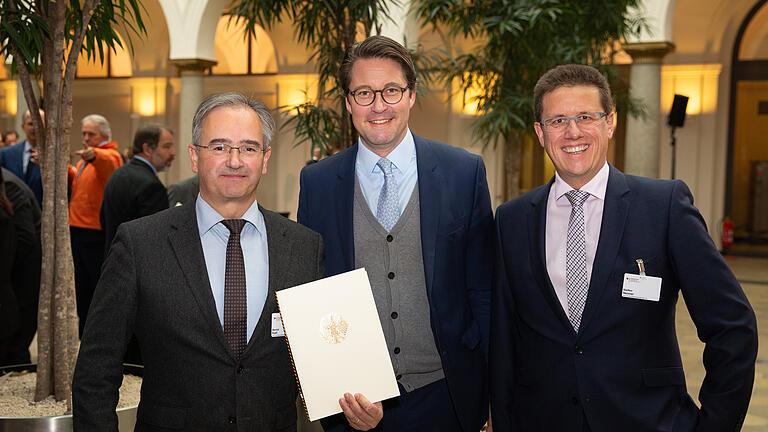 Der technische Geschäftsführer der NVG, Bernd Karl, Bundesverkehrsminister Andreas Scheuer und NVG-Betriebsleiter und Prokurist Steffen Nenner bei der Übergabe des Förderbescheides in Berlin. Der technische Geschäftsführer der NVG, Bernd Karl, Bundesverkehrsminister Andreas Scheuer und NVG-Betriebsleiter und Prokurist Steffen Nenner bei der Übergabe des Förderbescheides in Berlin.