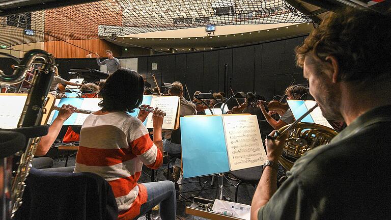 Blick in den Graben des Mainfranken Theaters bei einer Probe für Puccinis 'La Bohème'. bei der 'Götterdämmerung' wird es hier noch ein wenig enger werden.