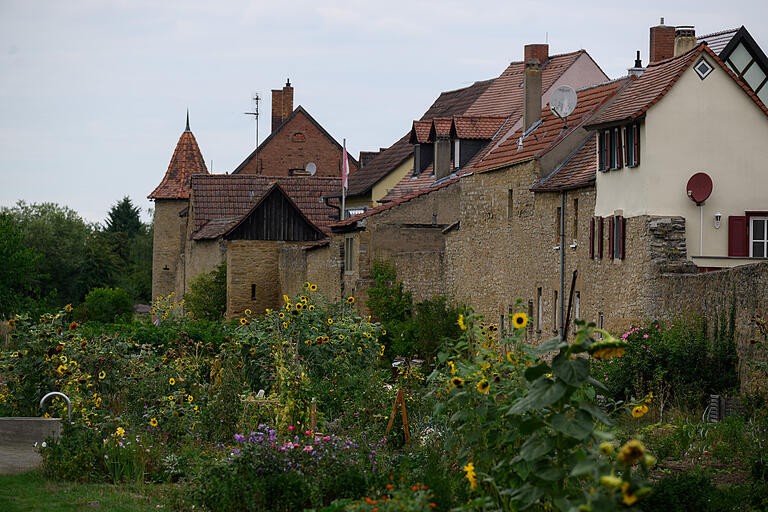 Wie eine Festung wirkt der Ort Mainbernheim mit seiner alten Stadtmauer. .