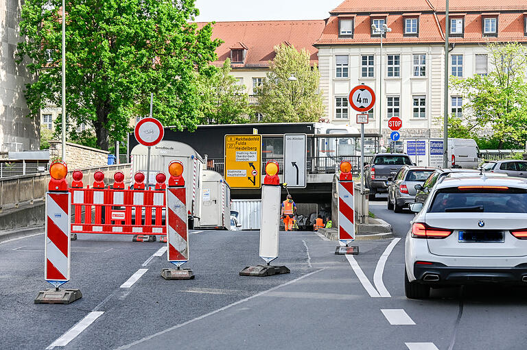 Am Europastern in der Würzburger Urlaubstraße gibt es eine Baustelle. Der gesamte Verkehr stadteinwärts muss umgeleitet werden.