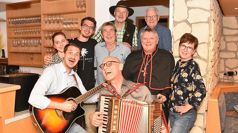 Mit einer literarisch-musikalischen Weinprobe feierte der Weinbaubetrieb Wolf den 20. Geburtstag der Heckenwirtschaft (von links): Timo Geiger, Thommy Geierger, Lisa Geiger, Tobias Wolf, Alfred Wolf, Thomas Rützel, Birgit Wolf, Altlandrat Eberhard Nuß, Erich Hetzer.