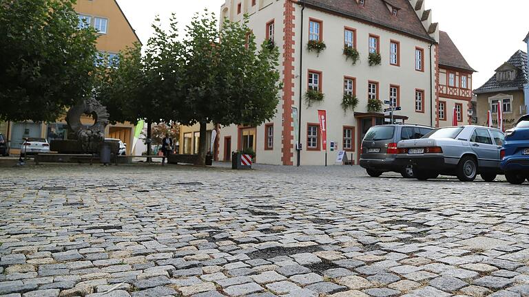 Stolperfallen und Flickwerk bietet der Gerolzhöfer Marktplatz reichlich. Wann die gute Stube der Stadt in neuer Pracht erstrahlen wird, ist derzeit ungewiss. Stolperfallen und Flickwerk bietet der Gerolzhöfer Marktplatz reichlich. Wann die gute Stube der Stadt in neuer Pracht erstrahlen wird, ist derzeit ungewiss.