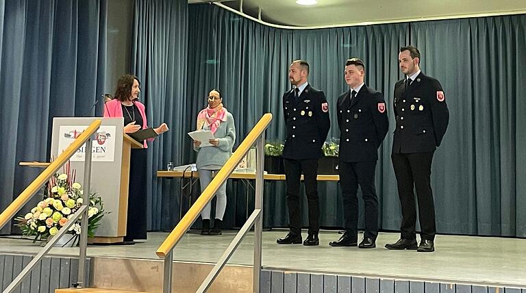 Die Feuerwehrleute Philip Reitzenstein, Maximilian Rügemer und Fabian Schiller wurden für ihren Einsatz beim Hochwasser in Günzburg gewürdigt.