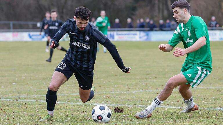 Außenbahnspieler Fabio Tudor (links, hier auf einem Archivfoto mit Philip Bockes vom SV Fortuna Regensburg) und sein TSV Karlburg müssen an diesem Freitag beim Bayernliga-Spitzenreiter ATSV Erlangen antreten. Außenbahnspieler Fabio Tudor (links, hier auf einem Archivfoto mit Philip Bockes vom SV Fortuna Regensburg) und sein TSV Karlburg müssen an diesem Freitag beim Bayernliga-Spitzenreiter ATSV Erlangen antreten.