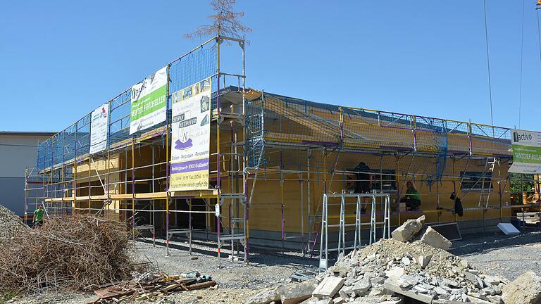 Noch ist alles eine große Baustelle. Der Neubau des Sportheims des TSV Hollstadt soll bis Ende des Jahres aber ein Schmuckstück werden.