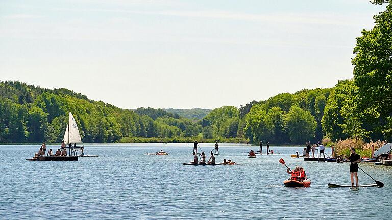 Am Ellertshäuser See im Landkreis Schweinfurt nutzten einige Besucher das gute Wetter Anfang Juni bereits aus.