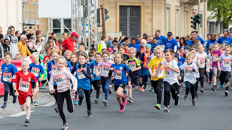 Der Bambinilauf vom Residenzlauf mit einer Strecke von 1 KM am 01.05.22 am Residenzplatz von Würzburg.