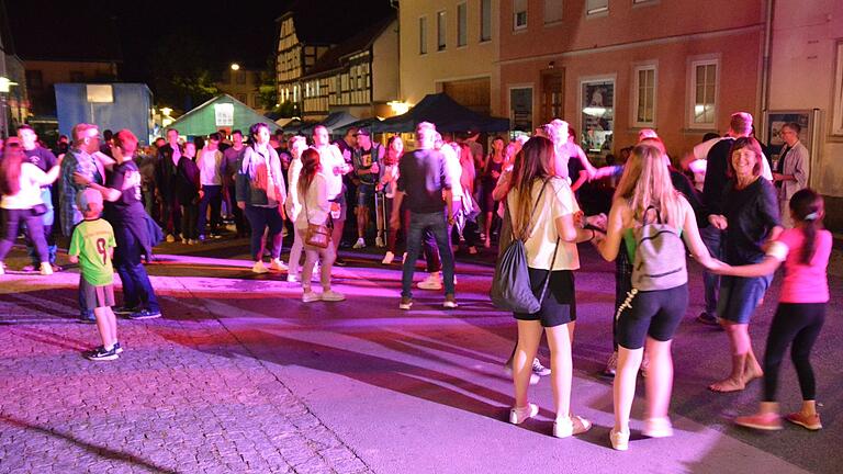 Tanzen auf der Marktstraße: Ausgelassene Stimmung in einer lauen Sommernacht erlebten die Besucher des 34. Ostheimer Stadtfestes am Freitag- und Samstagabend.