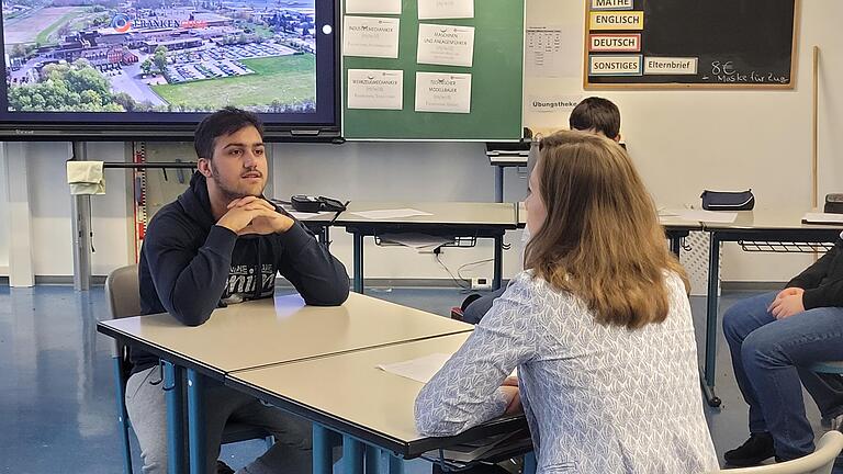 Ein Schüler im Bewerbungsgespräch.