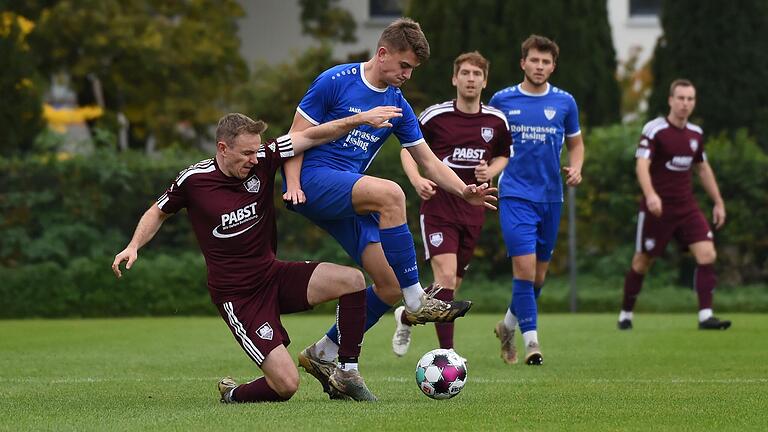 Der Torschütze in Aktion: Yannick Sprenger (links), der für den TSV Gochsheim das entscheidende 1:0 köpfte, versucht hier, Lennard Kneitz (TSV Unterpleichfeld) vom Ball zu trennen. Der Torschütze in Aktion: Yannick Sprenger (links), der für den TSV Gochsheim das entscheidende 1:0 köpfte, versucht hier, Lennard Kneitz (TSV Unterpleichfeld) vom Ball zu trennen.