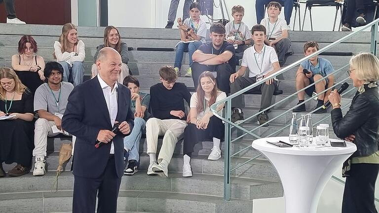 Schüler im Gespräch mit Bundeskanzler Olaf Scholz. Schüler im Gespräch mit Bundeskanzler Olaf Scholz.