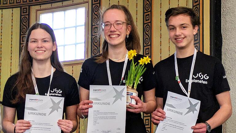 Jugend forscht in Bad Kissingen 2025 - Die Bad Kissinger Jack-Steinberger-Gymnasiasten Natalie Nieten (von links), Letizia Albert und Dominik Freitag waren mit ihrer Suche nach Leben auf zwei Exoplaneten die Gewinner in der Kategorie Geo- und Raumwissenschaft Jugend forscht in Bad Kissingen 2025 - Die Bad Kissinger Jack-Steinberger-Gymnasiasten Natalie Nieten (von links), Letizia Albert und Dominik Freitag waren mit ihrer Suche nach Leben auf zwei Exoplaneten die Gewinner in der Kategorie Geo- und Raumwissenschaft