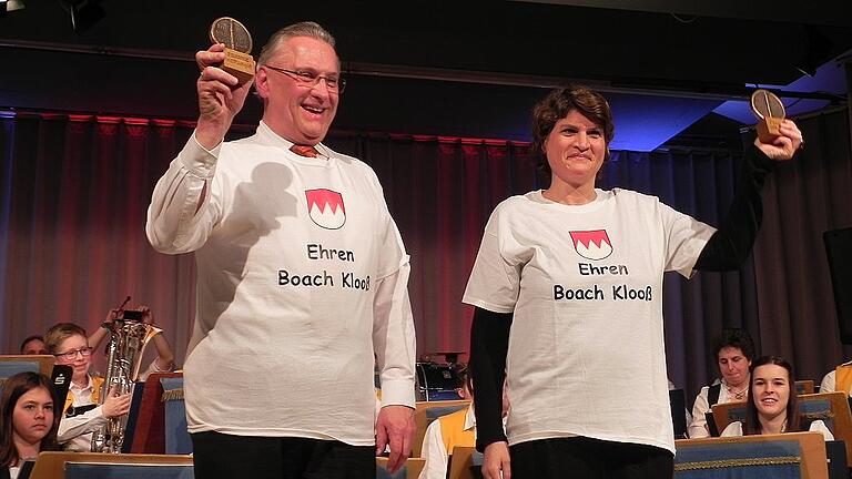 Zum Franken mit Rückgrat ausgezeichnet wurden beim Derbläggn 2018 in Burglauer Innenminister Joachim Herrmann und die parteilose Claudia Stamm. Zum Franken mit Rückgrat ausgezeichnet wurden beim Derbläggn 2018 in Burglauer Innenminister Joachim Herrmann und die parteilose Claudia Stamm.