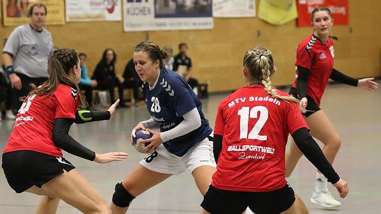 Handball-Bayernliga, Frauen: Der HSV Bergtheim (in Blau) feiert beim 27:19 gegen MTV Stadeln (in Rot) vor 350 Zuschauern in der Willi-Sauer-Halle den vierten Heimsieg in dieser Saison.