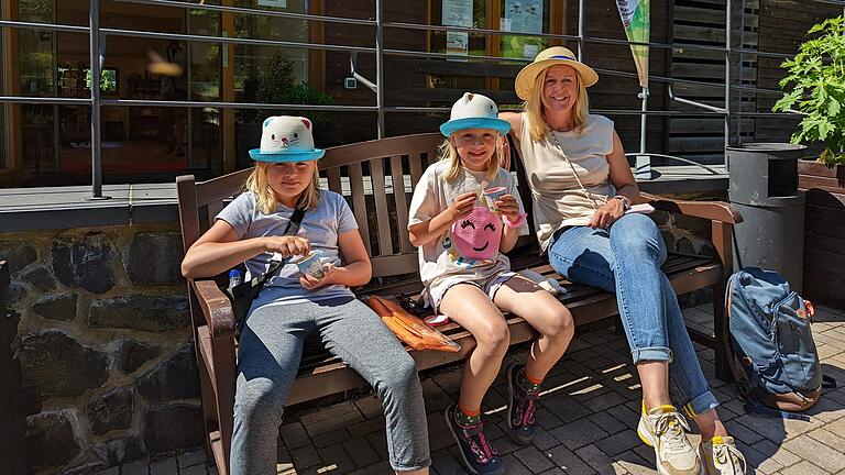 Lecker: Gegen die Hitze hilft immer ein Eis. Auch bei dieser Familie, die auf der Durchreise am Kreuzberg Halt machte. Lecker: Gegen die Hitze hilft immer ein Eis. Auch bei dieser Familie, die auf der Durchreise am Kreuzberg Halt machte.