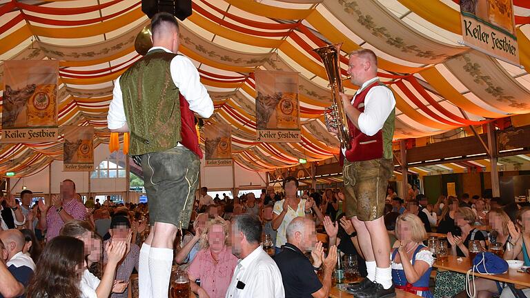 Die Wombacher Blasmusik sorgte am Mittwochabend auf der Lohrer Spessartfestwoche für beste Stimmung. Die Musiker gingen auch mal ins Publikum und spielten 'hautnah'. Die Wombacher Blasmusik sorgte am Mittwochabend auf der Lohrer Spessartfestwoche für beste Stimmung. Die Musiker gingen auch mal ins Publikum und spielten 'hautnah'.
