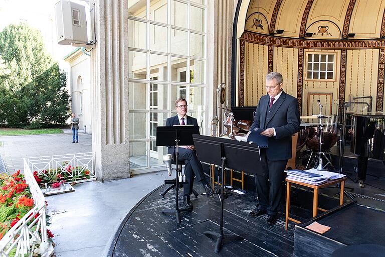 Posaunist Roman Riedel und Trompeter Reinhold Roth können während des Drehens einfach sitzen und stehen bleiben.