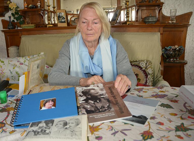 Frauke Hansen, Tochter von Oberst Georg Hansen, zeigt Bücher, Zeitungsberichte und Fotoalben, in denen die Geschichte der Familie dokumentiert ist. Frauke Hansen, Tochter von Oberst Georg Hansen, zeigt Bücher, Zeitungsberichte und Fotoalben, in denen die Geschichte der Familie dokumentiert ist.