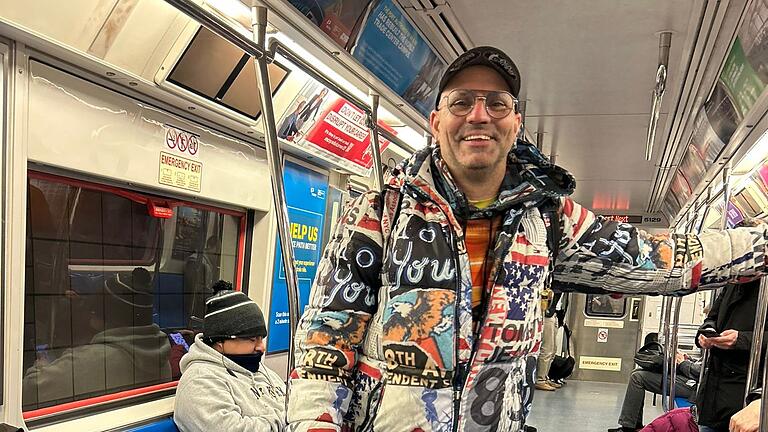 Oliver Grieb ist in den Straßen von New York zu Hause und mit seinen verrückten Outfits ein echter Hingucker. Oliver Grieb ist in den Straßen von New York zu Hause und mit seinen verrückten Outfits ein echter Hingucker. 