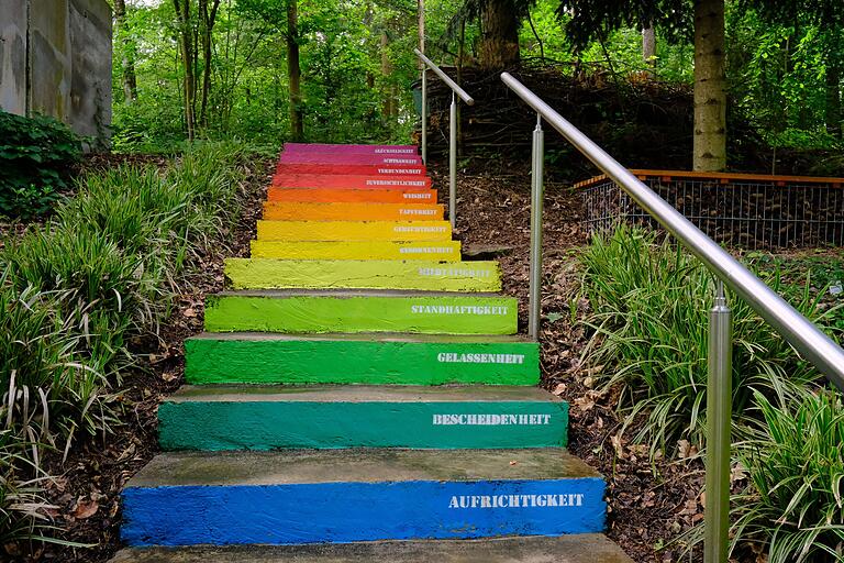 Farbspiele sind ganz wichtig für Cornelia Dahinten, also wurde sogar eine Betontreppe aufgehübscht und mit Nachdenklichem versehen. Farbspiele sind ganz wichtig für Cornelia Dahinten, also wurde sogar eine Betontreppe aufgehübscht und mit Nachdenklichem versehen.