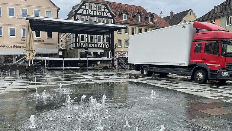 Am Freitag wurde die zwölf mal neun Meter großen Bühne auf dem Marktplatz aufgebaut.