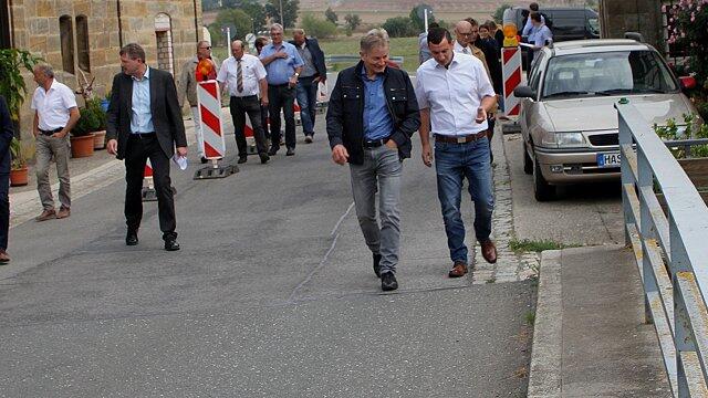 Ein Schaden über einem Triebwerkskanal führt bei Treinfeld in nächster Zeit zu einer einspurigen Verkehrsregelung, um weitere Schäden durch Schwerlastverkehr zu vermeiden.