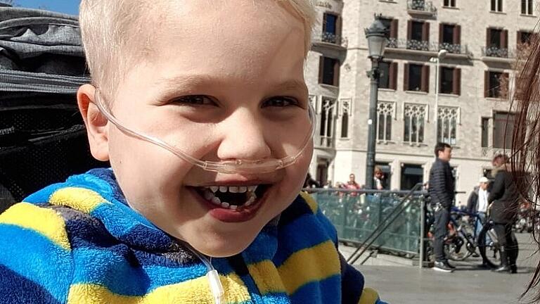Rene in Barcelona I - Viele bangten um den kleinen Jungen. Jetzt ist Rene gestorben. Rene in Barcelona I - Viele bangten um den kleinen Jungen. Jetzt ist Rene gestorben.