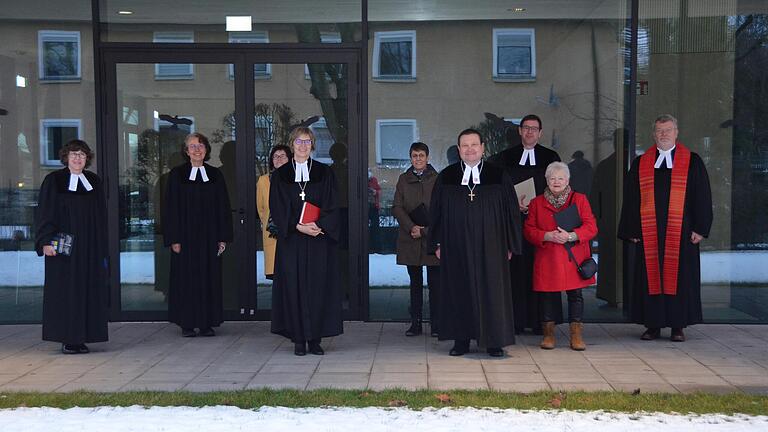 Dekan Karl-Uwe Rasp hat am 1. Januar seinen Dienst in Bad Neustadt aufgenommen. Am Sonntag fand die feierliche Amtseinführung statt. Von links: die Pfarrerinnen Susanne Ress und Gerhild Ehrmann, Synodal Marion Winnefeld, Regionalbischöfin Gisela Bornowski, Vertrauensfrau Ariane Hoch, Dekan Karl-Uwe Rasp, stellvertretender Dekan Oliver Englert, Barbara Böhm (Präsidentin der Dekanatssynode) und Andreas Werner, Senior des Pfarrkapitels. Dekan Karl-Uwe Rasp hat am 1. Januar seinen Dienst in Bad Neustadt aufgenommen. Am Sonntag fand die feierliche Amtseinführung statt. Von links: die Pfarrerinnen Susanne Ress und Gerhild Ehrmann, Synodal Marion Winnefeld, Regionalbischöfin Gisela Bornowski, Vertrauensfrau Ariane Hoch, Dekan Karl-Uwe Rasp, stellvertretender Dekan Oliver Englert, Barbara Böhm (Präsidentin der Dekanatssynode) und Andreas Werner, Senior des Pfarrkapitels.