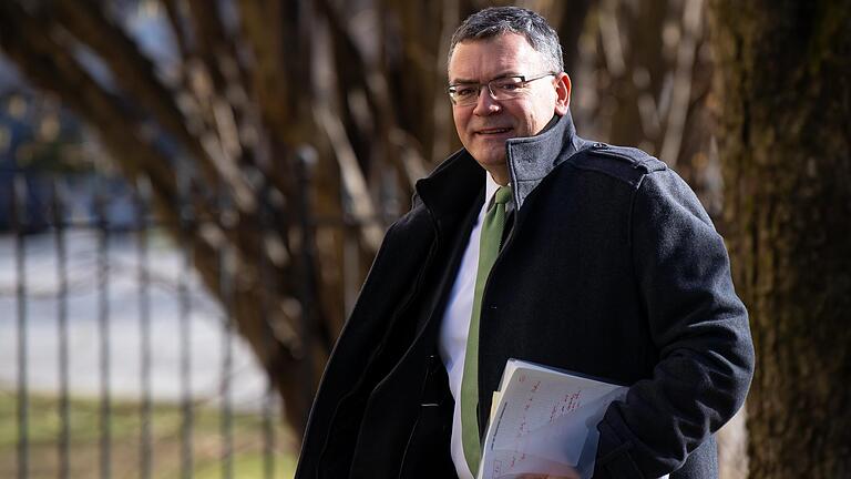 Bayern ist weiter für eine Impfpflicht im Gesundheitswesen, will die gesetzliche Vorgabe des Bundes aber vorläufig nicht umsetzen, erklärt Staatskanzleichef Florian Herrmann (CSU). Bayern ist weiter für eine Impfpflicht im Gesundheitswesen, will die gesetzliche Vorgabe des Bundes aber vorläufig nicht umsetzen, erklärt Staatskanzleichef Florian Herrmann (CSU).