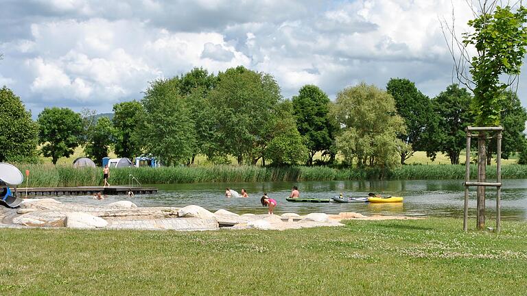 Ein Gerichtsurteil bestätig: Der Wasserspielplatz (im Vordergrund) am Irmelshäuser Badesee wurde falsch gebaut und muss erneuert werden.