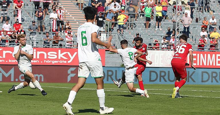 Ab durch die Mitte: Dardan Karimani (Zweiter von rechts) trifft in der fünften Minute der Nachspielzeit vorbei an den Fürthern (von links) Robin Littig, Sandro Peyes Sison und Leart Haskaj zum 2:1 für die Würzburger Kickers. Pascal Moll (rechts) sieht es mit Freude.