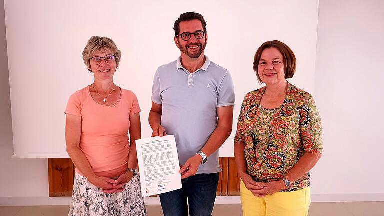 Im Bild von links Angela Weigel, Carsten Bräumer und Birgit Weiß fördern mit dem Kooperationsvertrag zwischen Diakonischem Werk Schweinfurt und Celtis-Gymnasium eine starke Partnerschaft für Bildung und soziales Engagement.