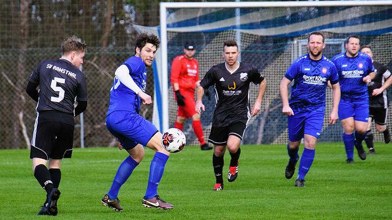 VfR Sulzthal und SV Ramsthal bilden eine Spielgemeinschaft - Schwerter zu Pflugscharen: Zur Saison 2025/2026 werden der SV Ramsthal (schwarze Trikots) und der VfR Sulzthal (in blau) in den Farben vereint sein. VfR Sulzthal und SV Ramsthal bilden eine Spielgemeinschaft - Schwerter zu Pflugscharen: Zur Saison 2025/2026 werden der SV Ramsthal (schwarze Trikots) und der VfR Sulzthal (in blau) in den Farben vereint sein.