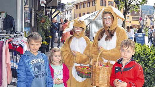 Häschen verteilen Eier beim Palmsonntagsmarkt       -  (klb)   Zu einem Straßenfest entwickelte sich der Palmsonntagsmarkt in Burgsinn. Bei traumhaftem Wetter strömten Besucher aus den umliegenden Gemeinden und viele Radfahrer ins Zentrum des Ortes. Vor dem Rathaus erwartete sie der Musikverein Mittelsinn, Obersinn und Kolpingkapelle Burgsinn mit flotten Melodien. Beim alten Rathaus gaben die Schüler der Sunny Music School Proben ihres Könnens. Die Häschen Franziska und Antonia mussten ihre Körbchen schnell auffüllen, die bunten Ostereier waren sehr gefragt und dies nicht nur bei Kindern. Etliche Stände säumten die Hauptstraße und die Geschäfte hatten geöffnet. Basteln mit Gabi hieß es vor dem Rathaus, ein Vorschlag, der gut ankam. Strassbesetzte Ostereier und andere österliche Dekorationen entstanden dabei. Ein beliebter Treffpunkt der Marktbesucher war die Eisdiele, in deren Umfeld es eng zuging. Die Leute bummelten durch den Ort, trafen sich zu einem Plausch und genossen die kulinarischen Angebote.