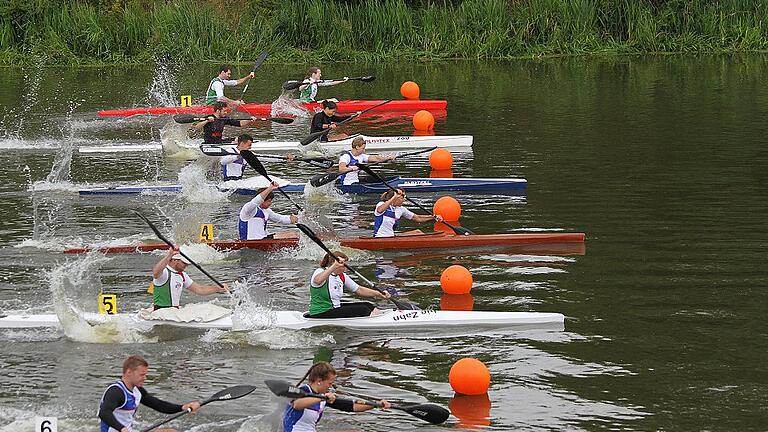 Mit 18 Sportlern nahm der Paddel-Sport-Verein (PSV) Langenprozelten an den bayerischen Meisterschaften im Kanurennsport in Ornbau bei Ansbach teil. Der PSV erlebte auf dem Altmühlzuleiter bei starkem Niederschlag einen wahren Medaillenregen. Die Mengen an Wasser, welche sich auf die Sportler von oben ergossen, spornten diese offenbar an. Mit zehn bayerischen Meistertiteln und sieben weiteren Goldmedaillen in den Rahmenrennen überzeugten die Langenprozeltener, allen voran Jule Riedmann. Die Zehnjährige errang bei den weiblichen Schülern B alle Meistertitel ihrer Altersklasse &ndash; und zwar über 200, 500 und 2000 Meter. Ferner holte Leni Kliment, ebenfalls weibliche Schüler B, in der Altersklasse der Zwölfjährigen die Titel über 200 und 500 Meter. Ihr Sieg auf der Langstrecke über 2000 Meter, bei dem sie über vier Minuten Vorsprung auf ihre Gegnerin herausfuhr, wurde aufgrund zu geringer Rennbeteiligung nicht als Meisterschaft gewertet. Auch im Zweier-Kajak waren Riedmann und Kliment nicht stoppen. Sie holten sich mit klarem Vorsprung zusammen die Titel über 200 und 500 Meter. Auch die jüngsten PSV-Sportler räumten ab. Lela Thomas holte bei den achtjährigen Mädchen über 200 und 1000 Meter Gold. Mit ihrer Schwester Ella sowie Magdalena Kreser im Zweier wurde sie über 500 und 200 Meter Zweite. Magdalena Kreser schnappte sich über 1000 Meter ebenfalls Silber, während Ella Thomas in diesem Rennen Bronze holte. Matthias Kreser erreichte bei den Siebenjährigen über 500 und 1000 Meter zweimal Silber, Mara Klesing sammelte mit nur wenigen Monaten Fahrpraxis Wettkampferfahrung. Starke Leistungen zeigten Fabienne Höfling und Sebastian Metz bei den Junioren, also bei den 17- und 18-Jährigen. Höfling wurde über 200, 500 und 5000 Meter bei den Frauen dreimal Zweite, Metz feierte bei den Männern einen überraschenden Langstrecken-Titel über 5000 Meter. Daneben wurde er er über 500 Meter Zweiter, über 200 und 1000 Meter jeweils Dritter. Zusammen bezwangen sie die Konkurrenz über 200 Meter und heimsten im K2 mixed der Junioren eine Goldmedaille ein. Auch die &bdquo;alten Hasen&ldquo; des PSV Langenprozelten, die Sportler der Leistungsklasse bewiesen ihre Qualität. Nach mit einer Bronzemedaille im Mixed-Rennen der LK durch Louis Ludwig und Christine Plenge erreichte Ludwig den dritten Platz über die Langstrecke. Christine Plenge schnappte sich daneben im K1 einen Meistertitel über die 5000 Meter und zweite Plätze über 200 und 500 Meter. Den zweiten Titel holte sie sich mit Fabienne Höfling im K2 über 500 Meter, die zweite Vizemeisterschaft mit Svenja Salg über 200 Meter. Stark präsentierten sich der Frauen-Vierer der Leistungsklasse. Zusammen mit Höfling, Salg und Plenge holte Laura Schiebel über 200 und 500 Meter Gold. Mit einem Sieg im Staffel-Rennen rundeten sie für den PSV die bayerische Meisterschaft ab.  Zwar keine Medaille errangen Max Riedmann und Marvin Klesing, schafften aber im starken Feld den männlichen Schüler A mehrere Zwischen- und Endlauf-Qualifikationen. Bemerkenswert auch der Start von Karsten Klesing und Thomas Keser, welche nach mehr als einem Jahrzehnt Abstinenz vom Kanurennsport wieder an einer bayerischen Meisterschaft teilnahmen.