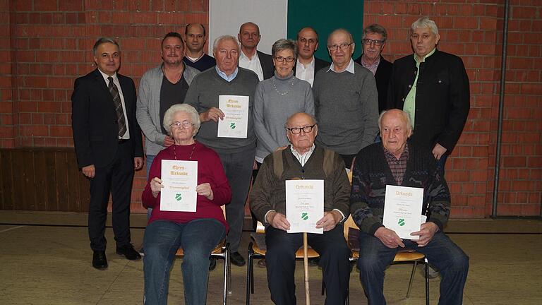 Bürgermeister Lothar Zachmann, dritter Vorsitzender Jürgen Behnke, Thomas Schmeier (Jugendleiter), Walter Kämmerer, Oswald Rippstein, Regina Beer, Kassier Holger Sauer, Erwin Loos, Dieter Heise, Vorsitzender Norbert Götz (von links). Vorne von links: Ella Kämmerer, Karl Bauer und Otto Meier.