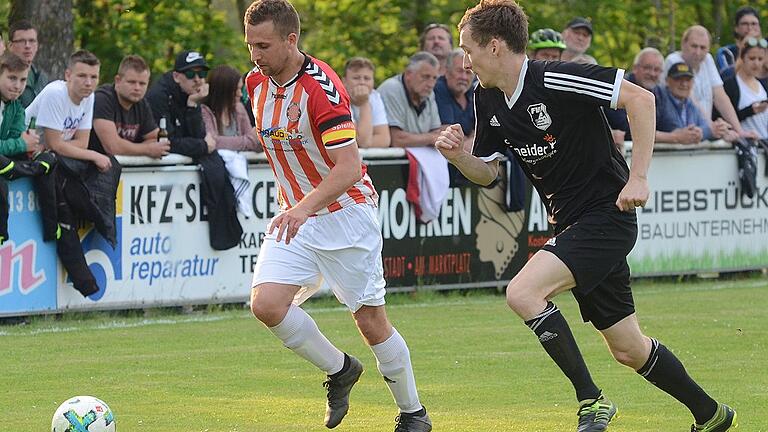 Steffen Schmitt (links), hier noch im Retzstadter Trikot im Mai 2019 im Relegationsspiel gegen Dominic Reith vom FV Stetten-Binsfeld-Müdesheim, spielt künftig für den FC Leinach.