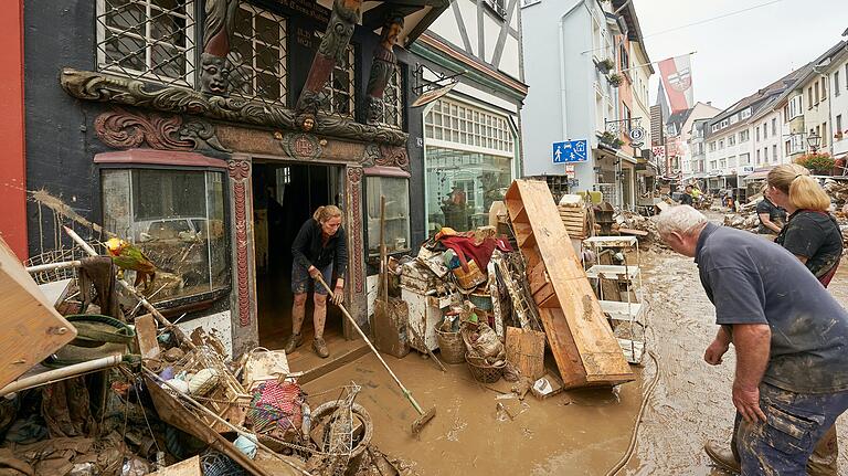 Anwohner und Ladeninhaber im Landkreis Ahrweiler in Rheinland-Pfalz versuchen, ihre Häuser vom Schlamm zu befreien und unbrauchbares Mobiliar nach draußen zu bringen. Anwohner und Ladeninhaber im Landkreis Ahrweiler in Rheinland-Pfalz versuchen, ihre Häuser vom Schlamm zu befreien und unbrauchbares Mobiliar nach draußen zu bringen. 