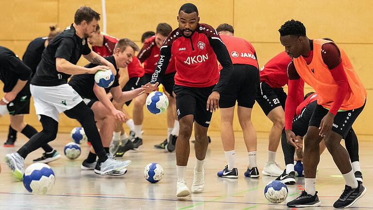 Die Würzburger Kickers mit Fabrice Montcheu (Mitte) und Benjika Caciel (rechts) absolvierten eine gemeinsame Trainingseinheit mit Handball-Zweitligist Wölfe Würzburg mit Patrick Schmidt (hinten links).