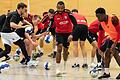 Die Würzburger Kickers mit Fabrice Montcheu (Mitte) und Benjika Caciel (rechts) absolvierten eine gemeinsame Trainingseinheit mit Handball-Zweitligist Wölfe Würzburg mit Patrick Schmidt (hinten links).