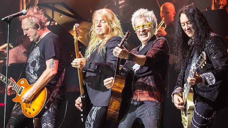 Da war er noch mitten drin: Mat Sinner (Zweiter von links), musikalischer Leiter von Rock meets Classic bei der 2019er Auflage. 2023 fehlte der Bassist wegen einer schweren Erkrankung. Da war er noch mitten drin: Mat Sinner (Zweiter von links), musikalischer Leiter von Rock meets Classic bei der 2019er Auflage. 2023 fehlte der Bassist wegen einer schweren Erkrankung.