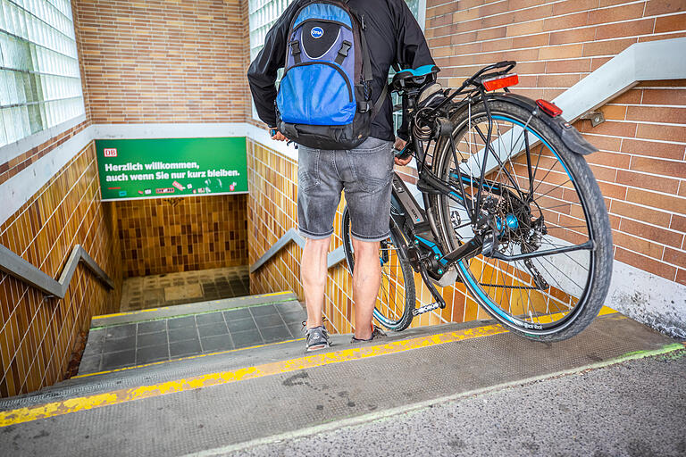 Ein Kraftakt für Radfahrerinnen und Radfahrer, vor allem, wenn es sich um E-Bikes handelt: Der Weg vom Bahnsteig Richtung Stadt Zeil oder umgekeht.