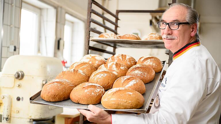 Der Regen lässt ihn kalt: Bäckermeister Ulrich Amthor in seiner Backstube in Waltershausen. Energiepreise und Personalnot bereiten ihm wahre Sorgen. Der Regen lässt ihn kalt: Bäckermeister Ulrich Amthor in seiner Backstube in Waltershausen. Energiepreise und Personalnot bereiten ihm wahre Sorgen.